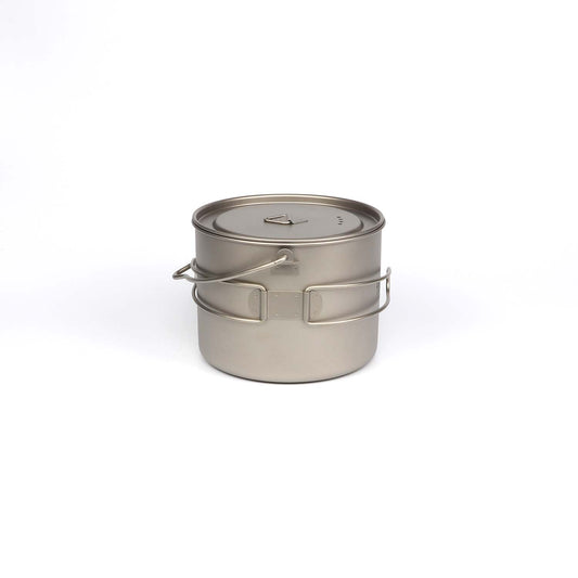 Sidevisning av en 1500 ml titan turkjele, som fremhever dens elegante design og sammenleggbare håndtak