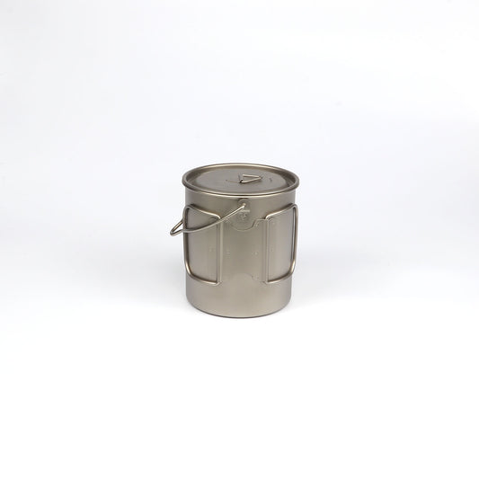 En nærbilde av 700 ml titan turkjele sett fra siden, som viser bærehåndtak og lokk.