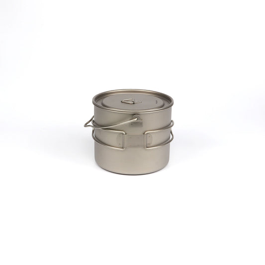 Nærbilde av titan turkjele 900ml med solid håndtak, designet for bål- og brennerbruk.