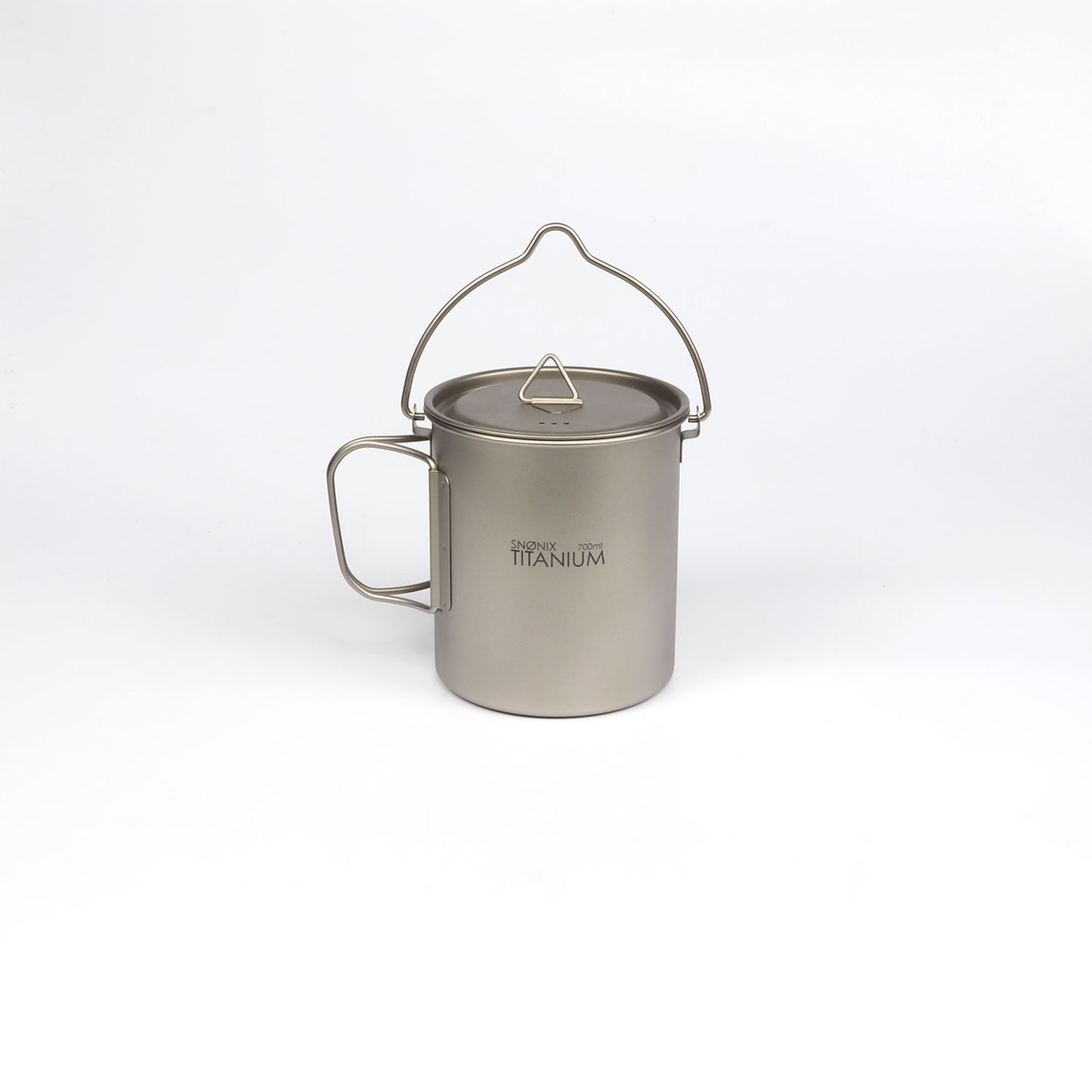 Frontal visning av 700 ml titan turkjele med logo og bærehåndtak, designet for optimal funksjonalitet.