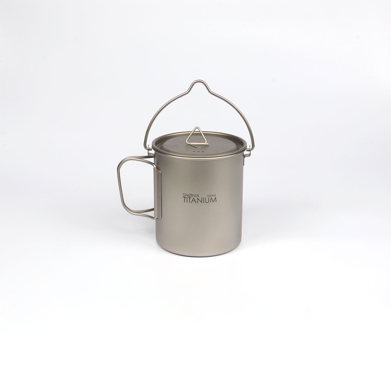Frontal visning av 700 ml titan turkjele med logo og bærehåndtak, designet for optimal funksjonalitet.