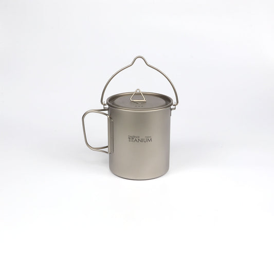 Frontal visning av 700 ml titan turkjele med logo og bærehåndtak, designet for optimal funksjonalitet.