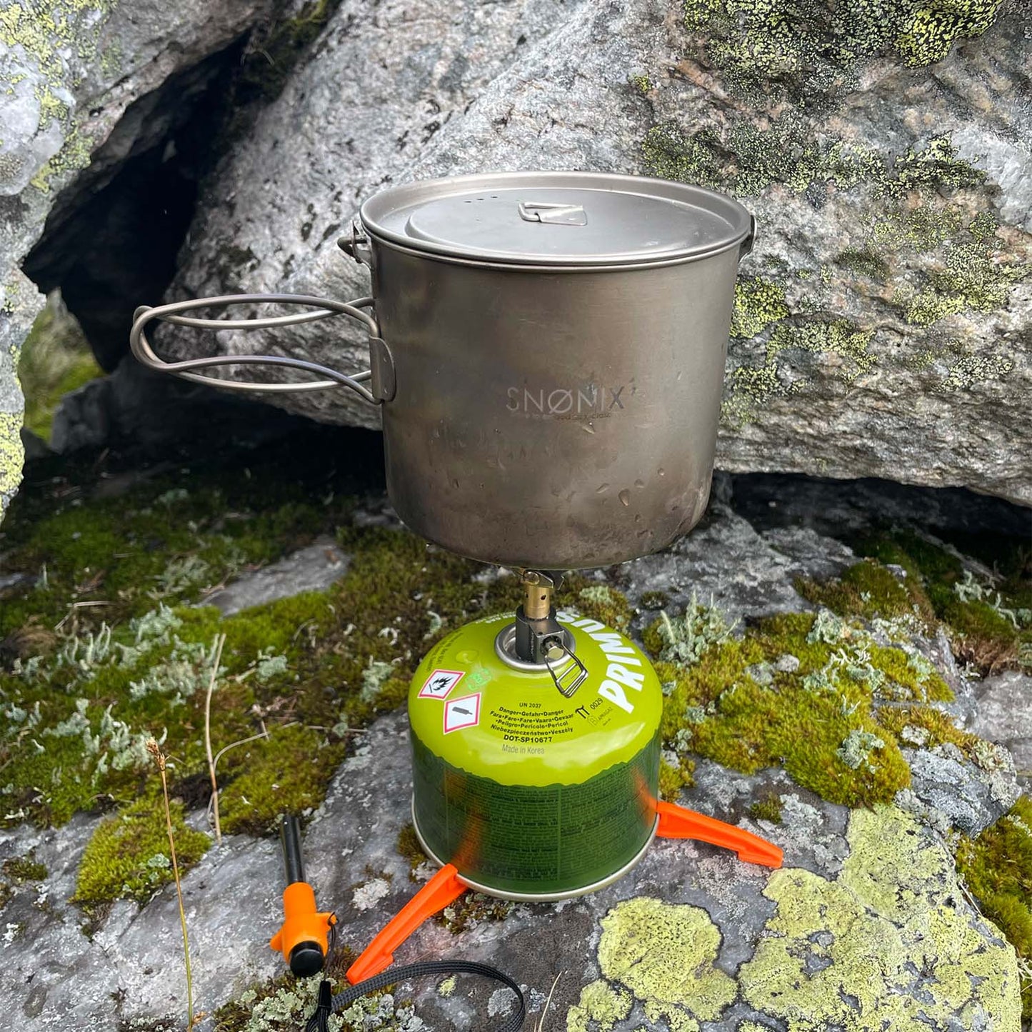Titan turkjele 900ml montert på en gassbrenner, ideell for rask og effektiv matlaging på tur.