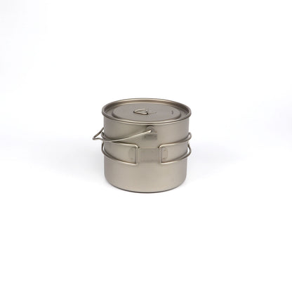 Nærbilde av titan turkjele 900ml med solid håndtak, designet for bål- og brennerbruk.